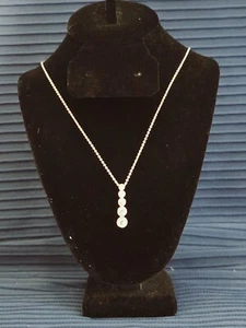 De colección. Collar colgante de diamantes de imitación transparentes tono plateado Avon - Imagen 1 de 11