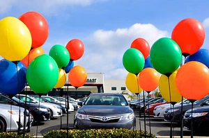 Kit de racimo de globos | Libre de helio, reutilizable, incluye 5 globos, postes, pico - Imagen 1 de 4