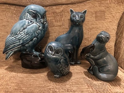 VINTAGE POOLE POTTERY BLUE LARGE OWL, SMALL OWL, SITTING CAT AND OTTER WITH FISH - Image 1 of 4