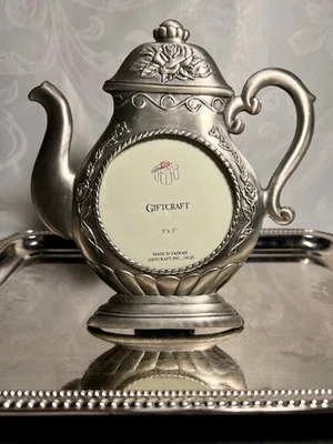 Marco de fotos tetera jardín rosas Giftcraft con acabado color estaño Foto 1 de 4