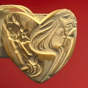 Frobreich Barn Bucket Wall Pocket Heart Cameo Woman Cream Cottage Unique Clay - Picture 1 of 6