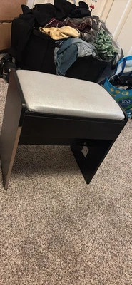 Taburete de tocador de cuero blanco y negro Foto 1 de 4