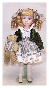 Porzellan Puppe kleines Mädchen mit Teddybär in passenden Outfits. - Bild 1 von 2