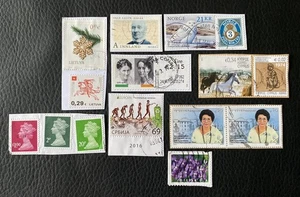 Konvolut 15 Briefmarken aus verschiedenen Ländern und verschiedenen Jahren - noch auf Frag Stamps R65 - Bild 1 von 1