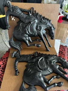 2 Vintage 1974 Homco 7289T Rodeo Cowboy Bucking Bronco Wandbehang Kunststoff Dekor - Bild 1 von 6