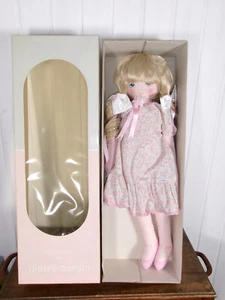 POUPEE chiffon BOITE D'ORIGINE 60cm Mundia PARIS PIERRE CARDIN blonde robe rose - Picture 1 of 3