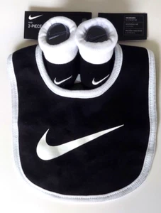 Nuevo con etiquetas Nike Conjunto de 2 piezas babero y botines para bebé negro, blanco 0-6 meses recién nacido - Imagen 1 de 1