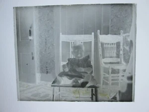 (1) LATE 1800s/EARLY 1900s GLASS NEGATIVE, BABY IN CHAIR,  UNKNOWN LOCAL - Picture 1 of 1