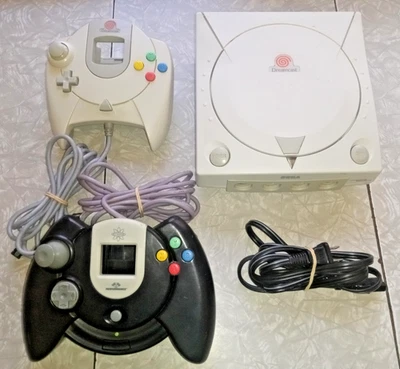 Sega Dreamcast Console HKT-3020 Bundle UNTESTED - Powers On - With 2 Controllers - Image 1 of 4