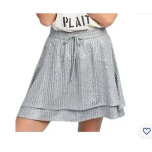 New Anthropologie Dolan Silver Shimmer Tiered Mini Skirt NWT Size Medium - Picture 1 of 11