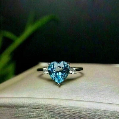 Anillo de compromiso de topacio azul simulado corte corazón de 2,00 quilates enchapado en oro blanco de 14 k Foto 1 de 4