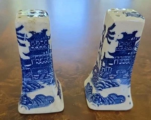 Salero y pimentero de sauce azul y blanco vintage hecho en Japón estampado a mano - Imagen 1 de 4