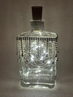 "Botella rectangular de luz de hadas hecha a mano con decoración de diamantes de imitación multicolores de 6,5"" de alto" Foto 1 de 4
