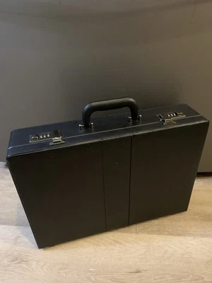 Solo-New York K85-4 Grand Central 17.5” BLK. Briefcase W/ Combination Locks EUC. - Image 1 of 4