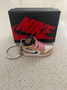 NIKE AIR JORDAN 1 MID-(CRIMSON TINT)-3D SNEAKER KEYCHAIN WITH BOX - Imagen 1 de 2