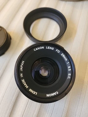 Lente de enfoque manual con capucha Canon 28 mm SC Breach Mount f/3,5 FD Foto 1 de 4