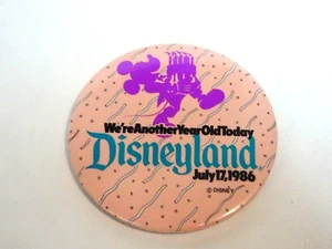 Vintage 17.07.1986 Disneyland "Were another year old Today" 3" Metal Pinback* - Bild 1 von 2