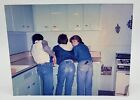 Arrière côtés trois garçons à Lévis ~ photo vintage ~ peigne dans la poche arrière ~ vue arrière ~ cuisine
