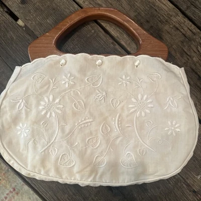 VINTAGE WOMENS Embroidered Purse WOODEN Handles VELOSO’S GIFT SHOP - Image 1 of 4