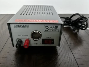 Radio Shack Regulowany zasilacz 22-504 13,8 V 3 A Wyjście DC 120V Wejście - Zdjęcie 1 z 7