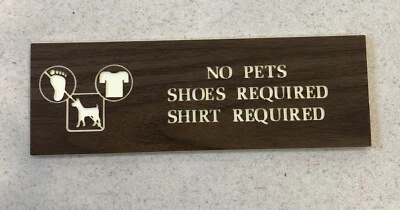 Letrero de puerta de oficina vintage - SIN MASCOTAS, ZAPATOS, CAMISA REQ - Madera/Marrón 8" x 2 3/4" Foto 1 de 4