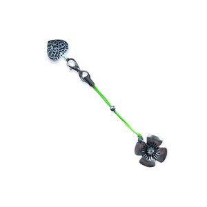 Chiusura a botte cuore con filo verde strumento salva unghie bracciali charms REGALO - Foto 1 di 1
