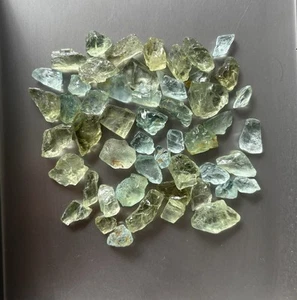 Bel lotto 219 cts acquamarina naturale colore verde e blu grezzo dal Mozambico - Foto 1 di 6