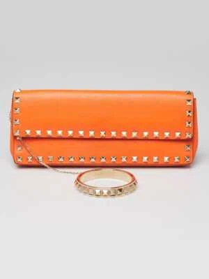 Bolso clutch pulsera Rockstud de cuero naranja Valentino Foto 1 de 4