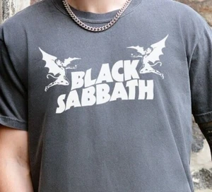 Camiseta Black Sabbath Henry Logo Ozzy Osbourne Vintage Negra Colores Cómodos Camiseta - Imagen 1 de 6