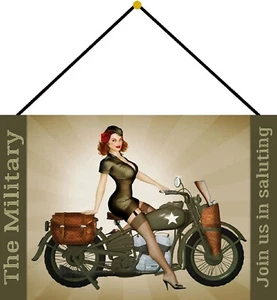 Blechschild 20x30 US Militär Motorrad Weltkrieg II Pin up Girl Gewehr Strapse  - Bild 1 von 3