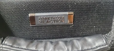 Bolso negro para portátil Kenneth Cole Reaction de 17 pulgadas  Foto 1 de 4