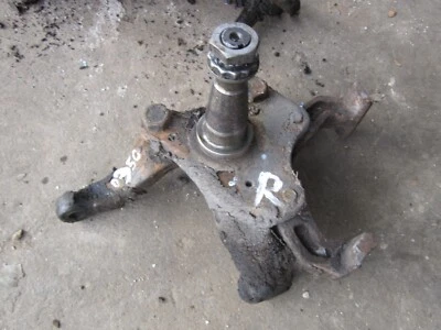 74-80 DODGE D250 D350 D450 ПРАВЫЙ ПЕРЕДНИЙ ШПИНДЕЛЬ С КРОНШТЕЙНОМ КРЕПЛЕНИЯ СУППОРТА OEM - Изображение 1 из 3