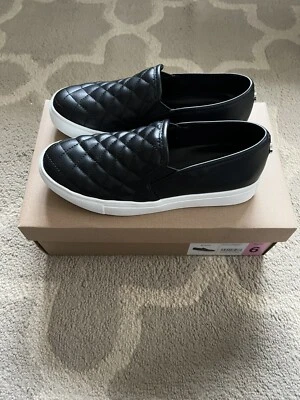 Zapatilla deportiva para mujer Steve Madden acolchada sin cordones de cuero vegano Foto 1 de 4
