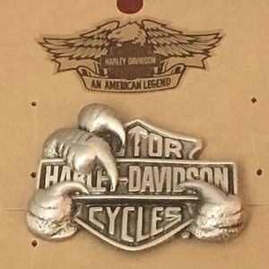 GRANDE HARLEY DAVIDSON ARTIGLIO AQUILA BARRA DI PRESA E SCUDO SPILLA PELTRO - Foto 1 di 8