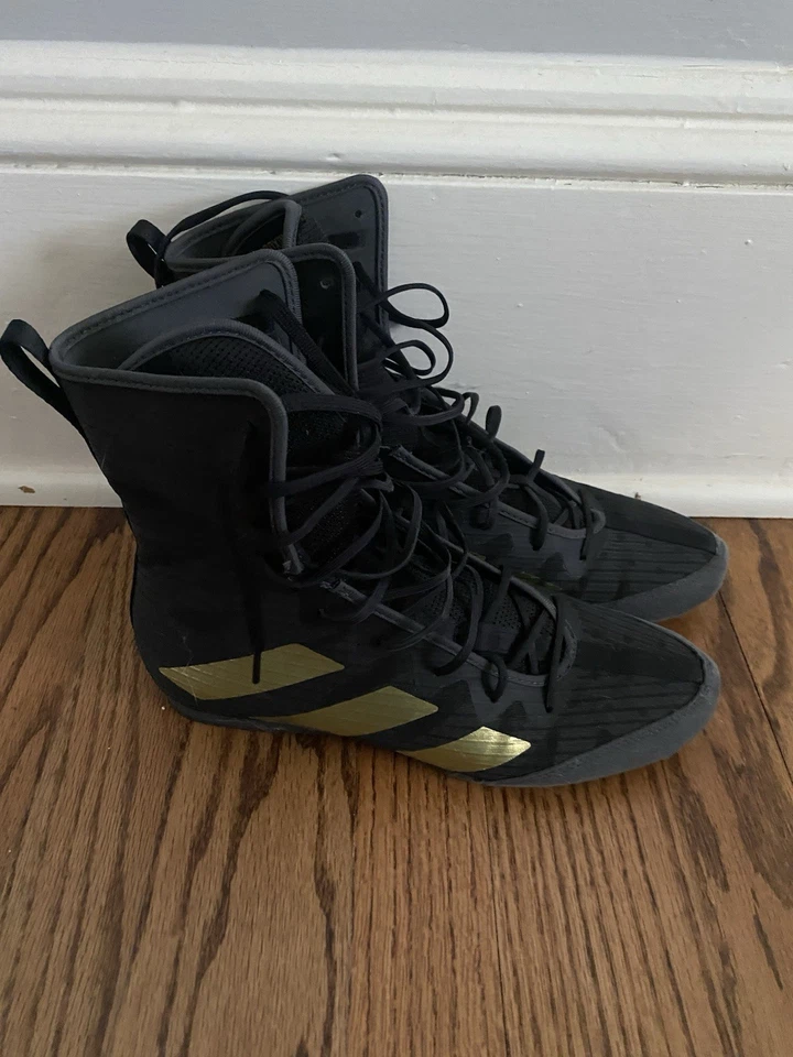 Zapatos de boxeo Adidas negros con rayas doradas para mujer Foto 1 de 4