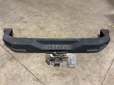 Parachoques trasero Jeep JK Wrangler OEM Rubicon acero con enganche negro 2007-2017 056846 Foto 1 de 4