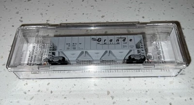 Micro-Trains 09600070 N Scale Rio Grande 3 Bay PS2 Covered Hopper D&RGW 15331 - Image 1 of 4