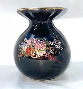 Vintage Small Black Japanese Vase with Flowers with a Cart & Gold Rim - Bild 1 von 6