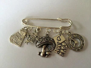 ❤️ALICE IM WUNDERLAND Silberfarbene Kilt Anstecknadel Brosche in Geschenktüte süßes Geschenk ❤️ - Bild 1 von 1