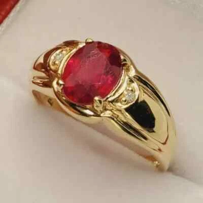 Anillo de compromiso de diamantes rubí creado en laboratorio ovalado de 2 quilates enchapado en oro amarillo de 14 quilates para hombre Foto 1 de 4