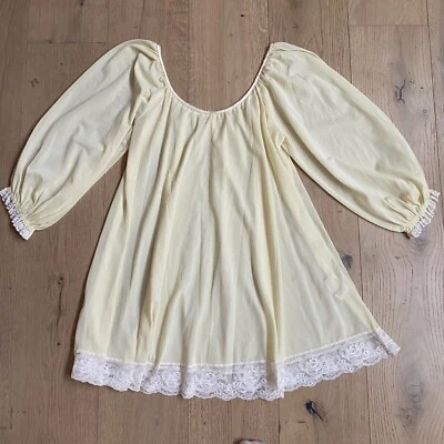 Camisón corto ancho de nailon amarillo Petite Claire Sandra de Lucie Ann de colección Foto 1 de 4