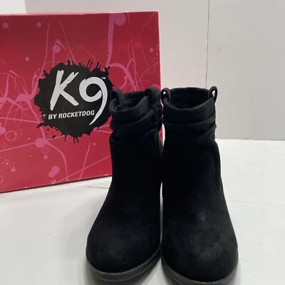 K9 by Rocket dog Black Short Suede Boots Size 6 1/2 , Small Spot On Left Top Boo Foto 1 de 4