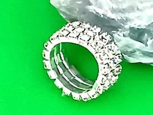 NEU FUNKELNDER 3 REIHIGER KRISTALL STRASS STRETCH RING MIT GRATIS ROSA GESCHENK ETUI! - Bild 1 von 12