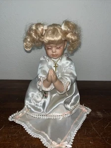 Porzellan betende kniende Puppe 10,5" in weißem Kleid mit Kreuz, rosa Schleifen - Bild 1 von 5