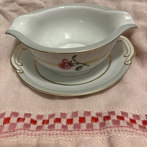 Kyoto Carmen Gravy Boat with Attached Underplate - Picture 1 of 7