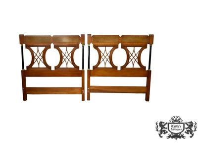 Par de cabeceros de caoba con incrustaciones Regency tamaño doble vintage con accesorios de latón Foto 1 de 4