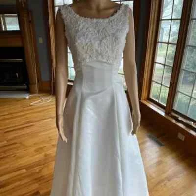 *Ivory Sleeveless Empire Beaded Lace Satin Wedding Gown Bridal Dress Size 10 - Image 1 of 4