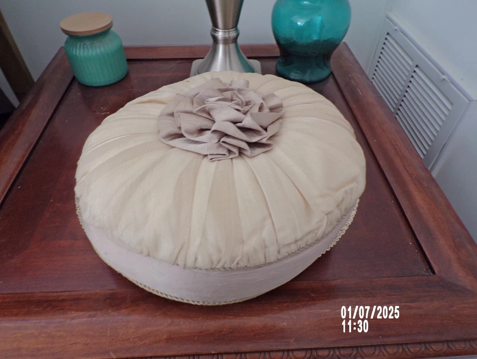 НОВАЯ ПОДУШКА 13 ДЮЙМОВ НА 13 ДЮЙМОВ НА 4 ДЮЙМА ГЛУБИНОЙ. ПРОСТО ИДЕАЛЬНО!!!!!!!!!!!!!!!!!!!!!!!!!!!!! - Изображение 1 из 3