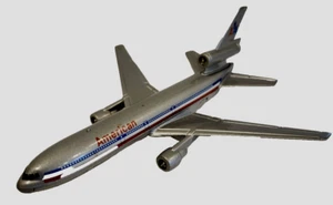 Vintage Ertl Diecast American DC 10 airplane w.folding landing gear 1:360 - Picture 1 of 6