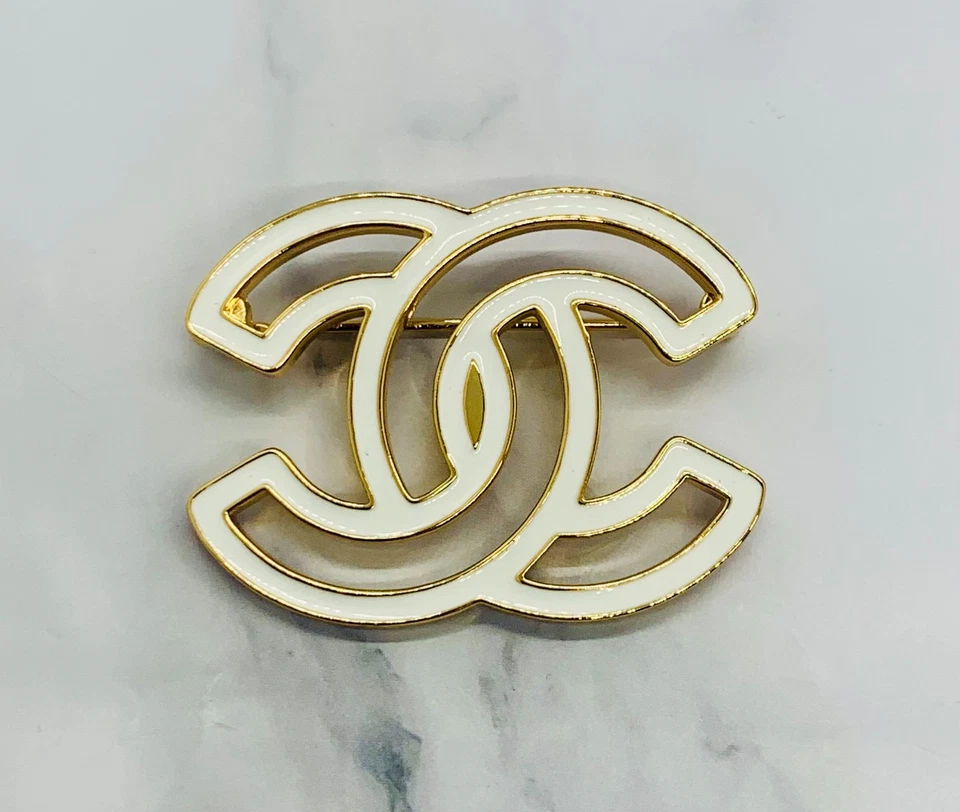 Auth CHANEL CC White Trim Enamel Brooch Pin - Pre owned / LW5742 - Image 1 of 4